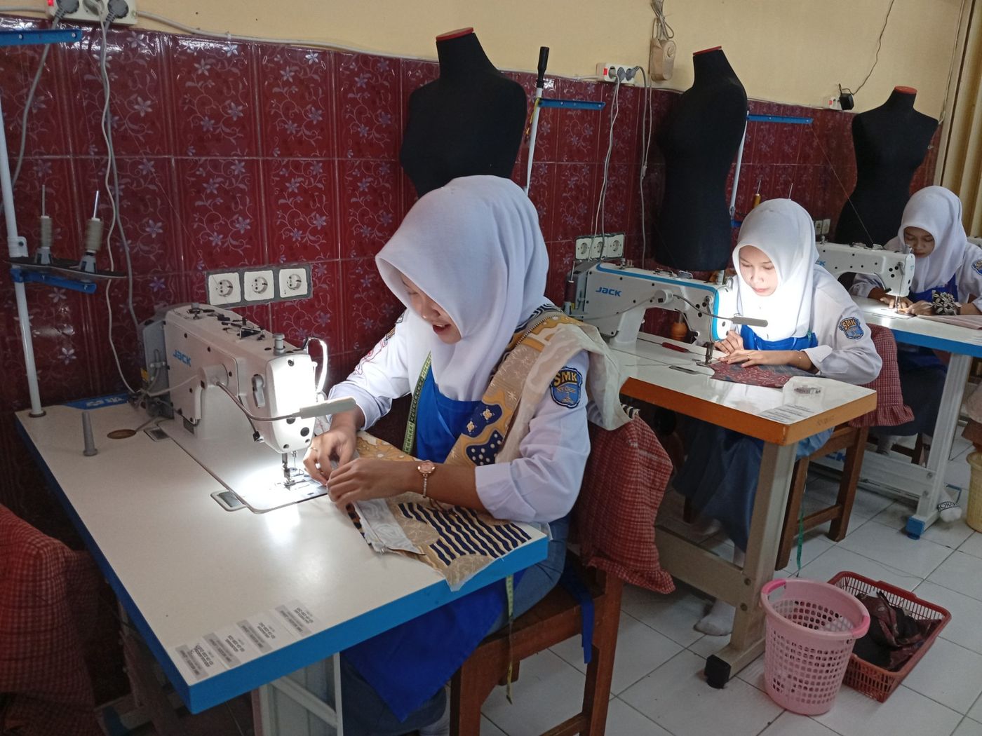 Praktik menjahit jurusan Busana SMK Negeri 1 Jenar
