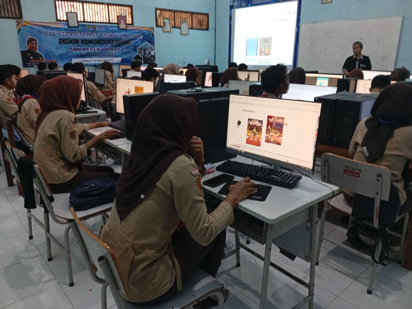 Praktik desain grafis jurusan Desain Komunikasi Visual SMK Negeri 1 Jenar