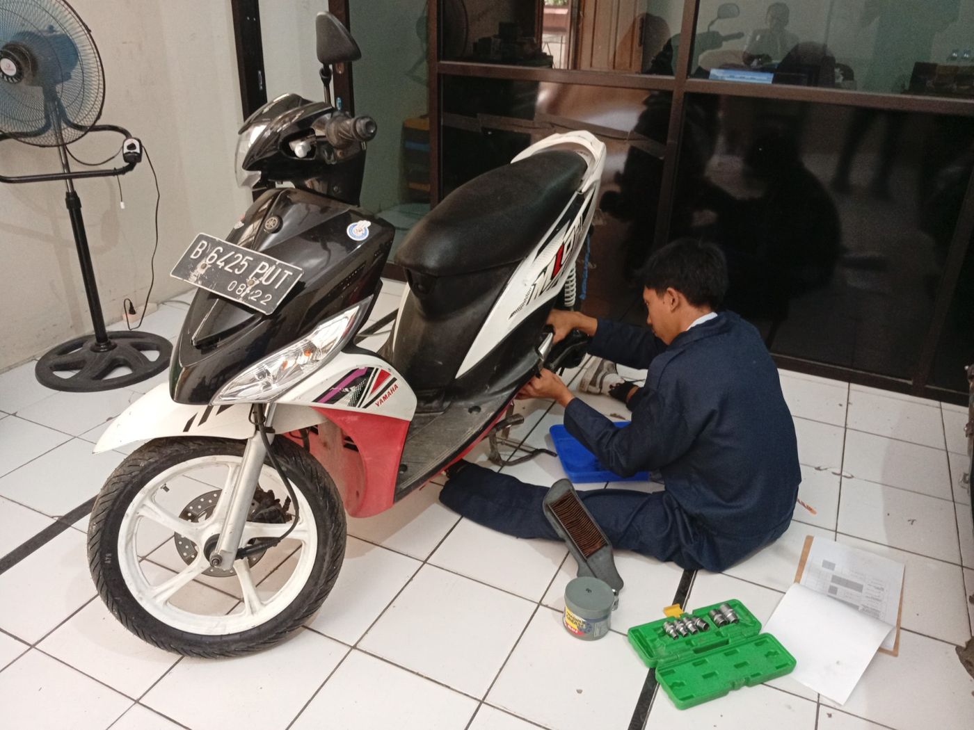 Praktik servis motor Teknik Otomotif
