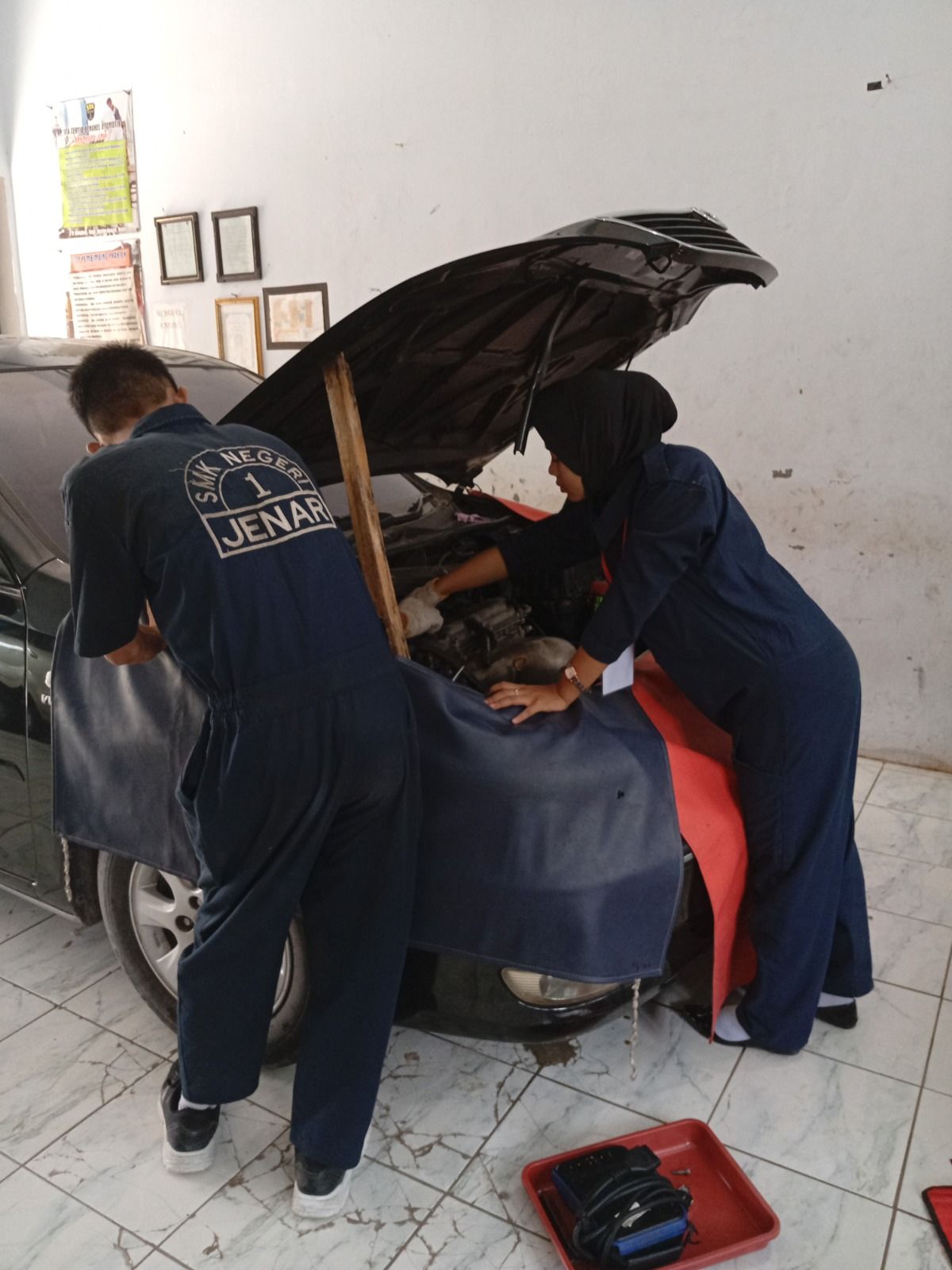 Praktik servis mesin mobil jurusan Teknik Otomotif SMK Negeri 1 Jenar